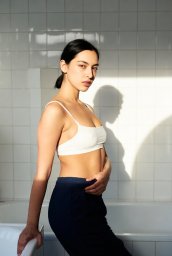 Зрелая женщина ищет авантюрного молодого человека Зрелая женщина ищет авантюрного молодого человека